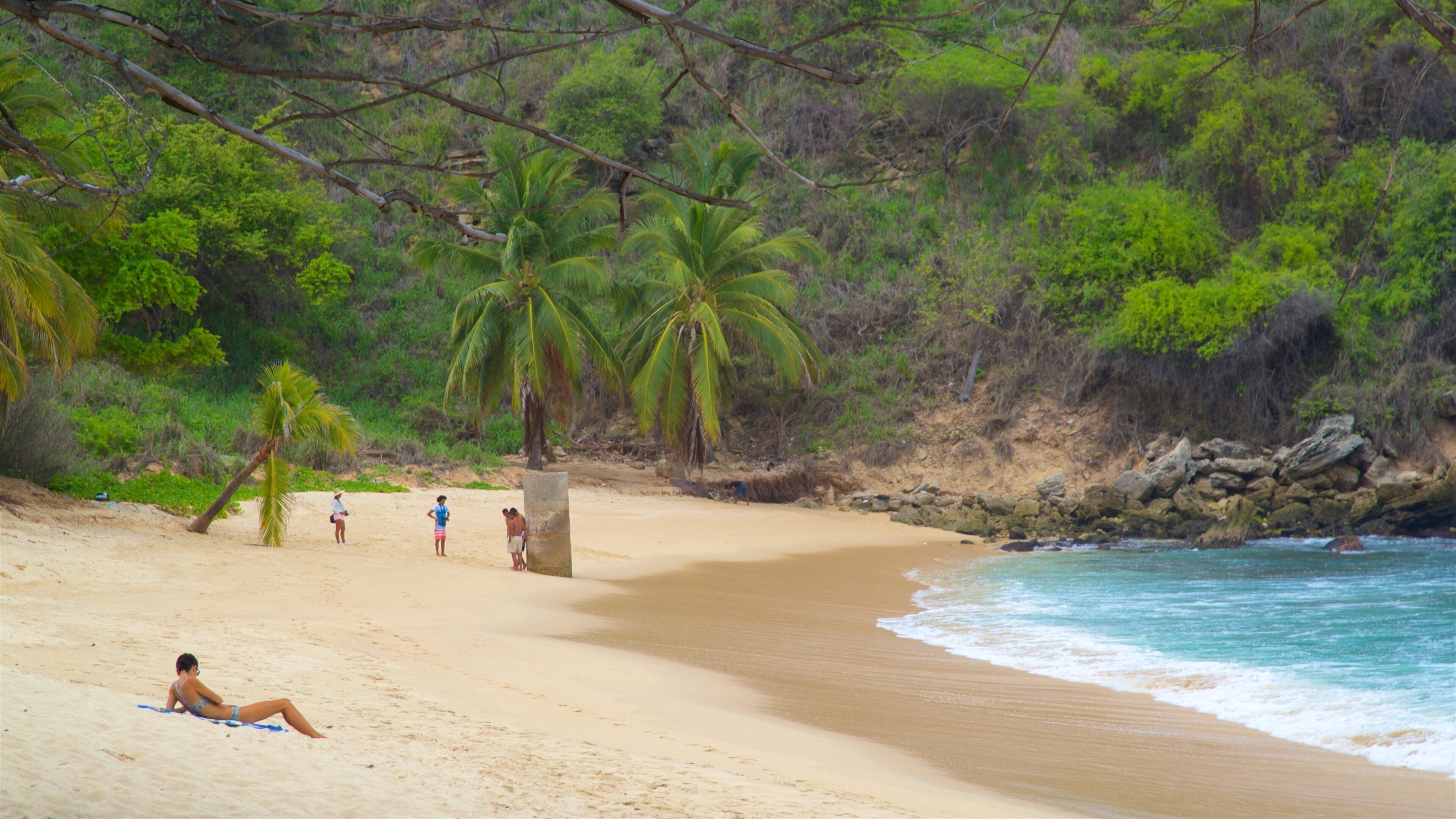 Playa Bacocho ofreciendo una playa
