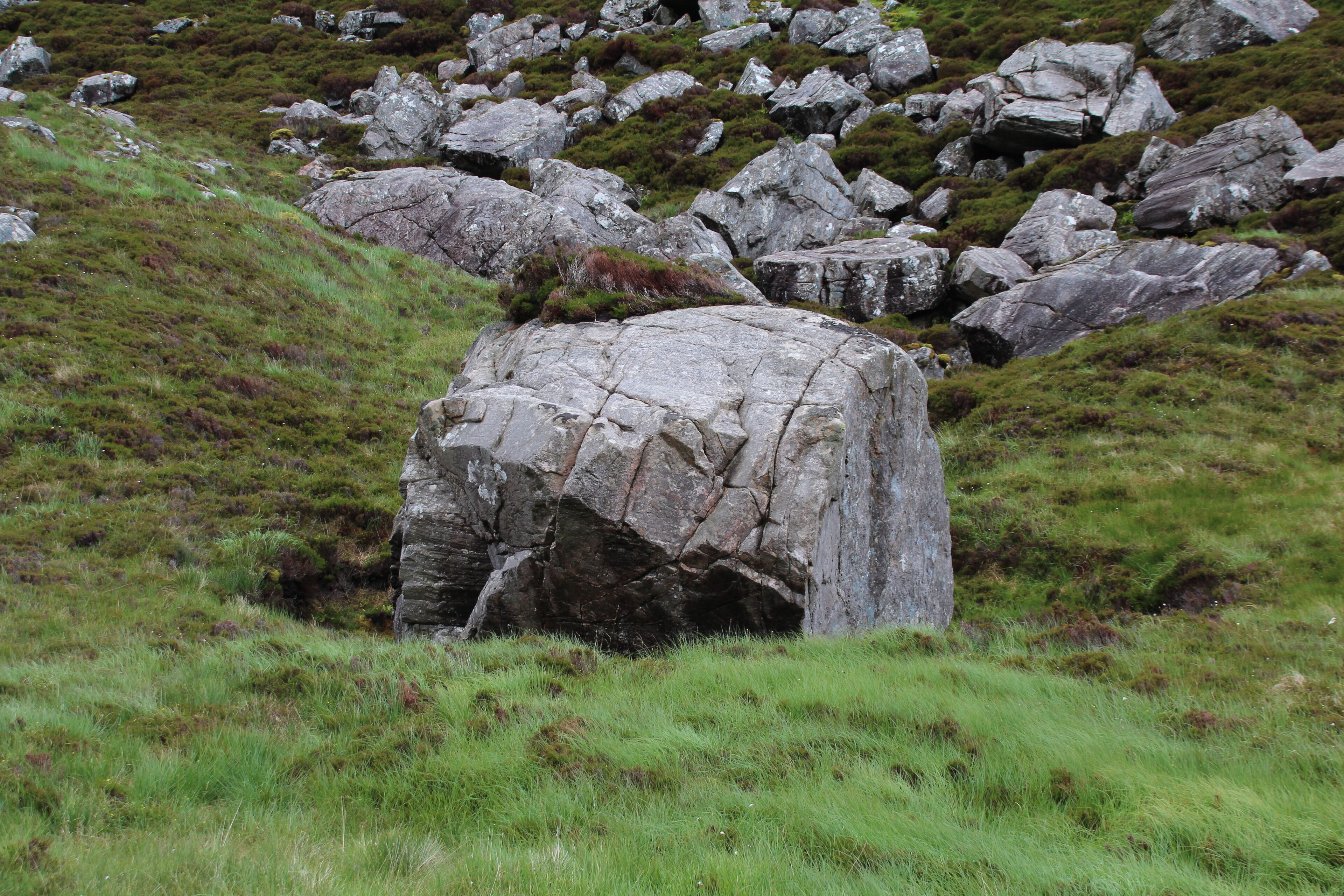 Großer Felsblock, südliches Harris nahe dem Weg zwischen Aird Mhige und Seilebost; äußere Hebriden, Schottland. Entweder als Geröll aus einer Wand gefallen oder ein Findling?