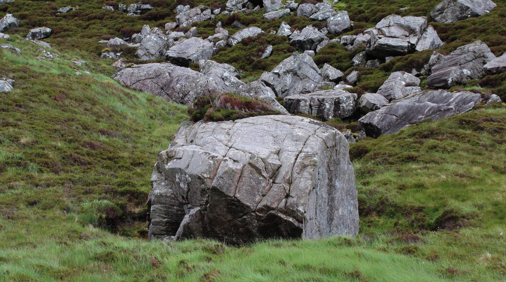 Großer Felsblock, südliches Harris nahe dem Weg zwischen Aird Mhige und Seilebost; äußere Hebriden, Schottland. Entweder als Geröll aus einer Wand gefallen oder ein Findling?