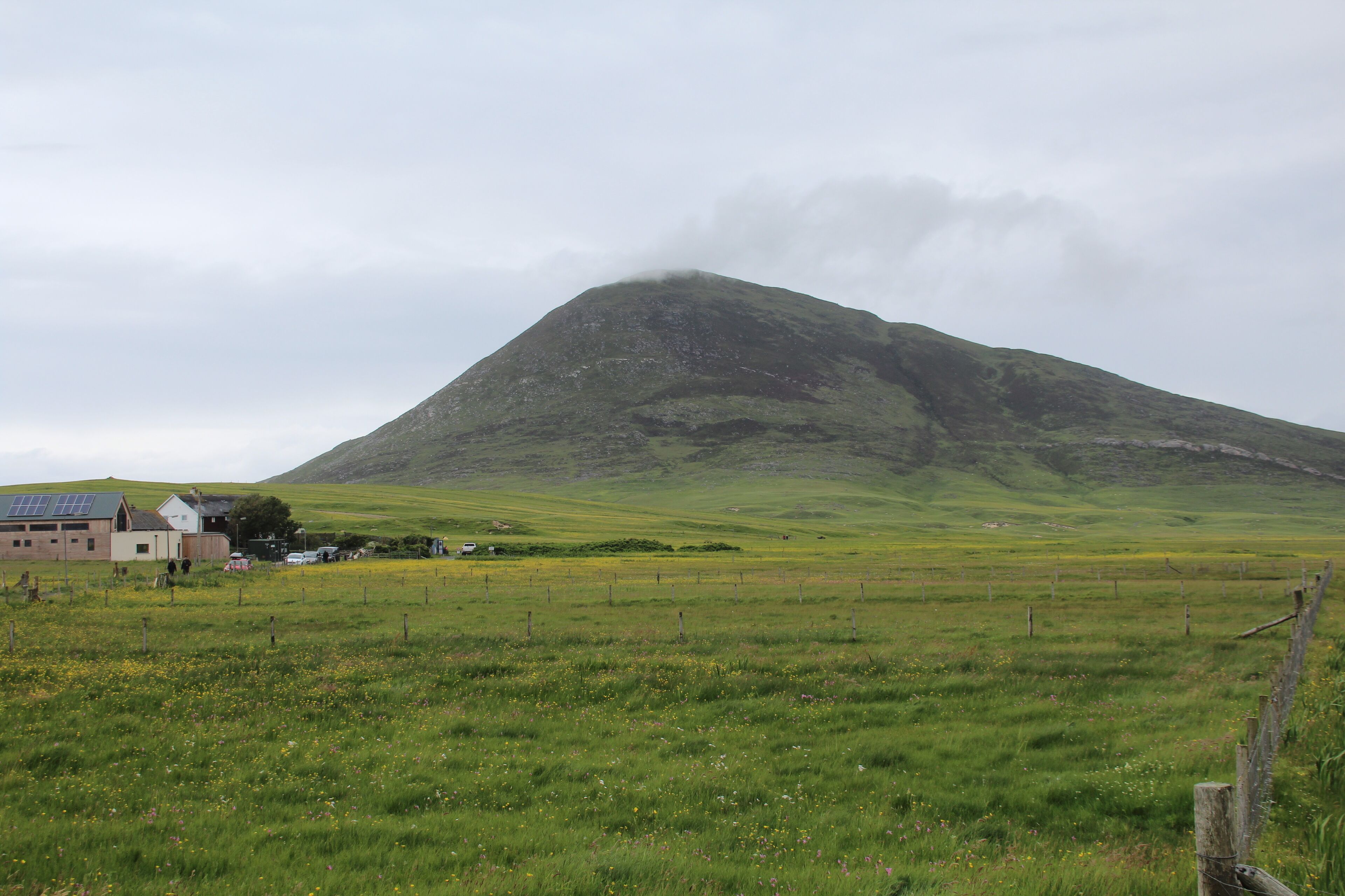 Blick vom Bereich am Temple Cafe zum Berg Chaipaval, gleichzeitig westliche Halbinsel im südlichen Harris. Äußere Hebriden, Schottland. Man achte auf die helle Gesteinsader, die den ganzen Berghang durchzieht