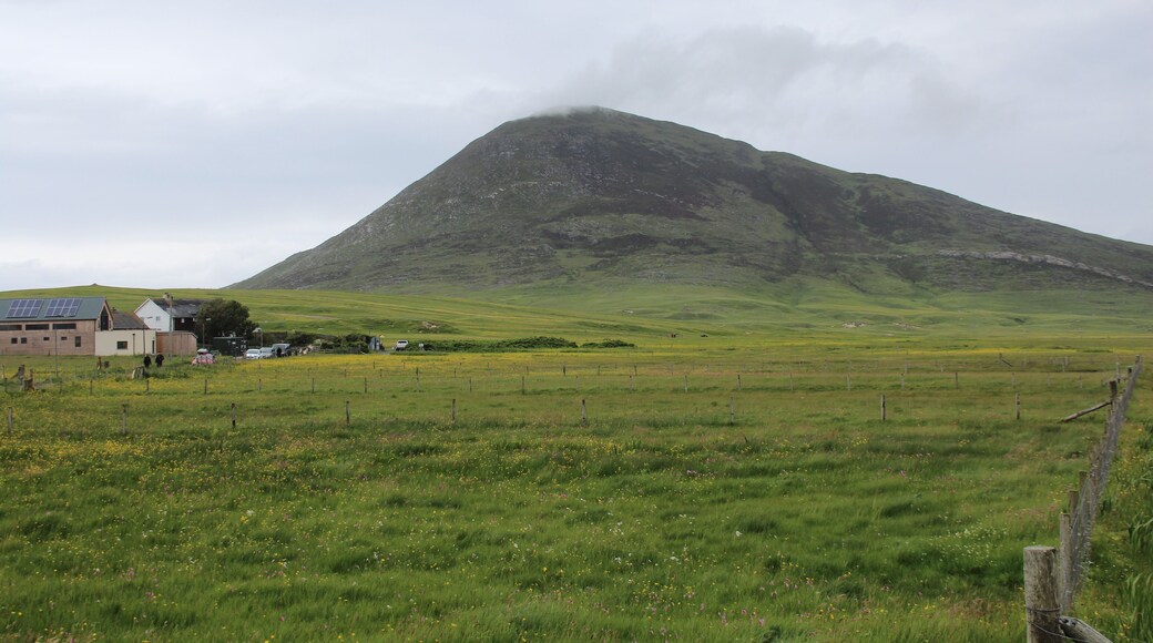 Blick vom Bereich am Temple Cafe zum Berg Chaipaval, gleichzeitig westliche Halbinsel im südlichen Harris. Äußere Hebriden, Schottland. Man achte auf die helle Gesteinsader, die den ganzen Berghang durchzieht