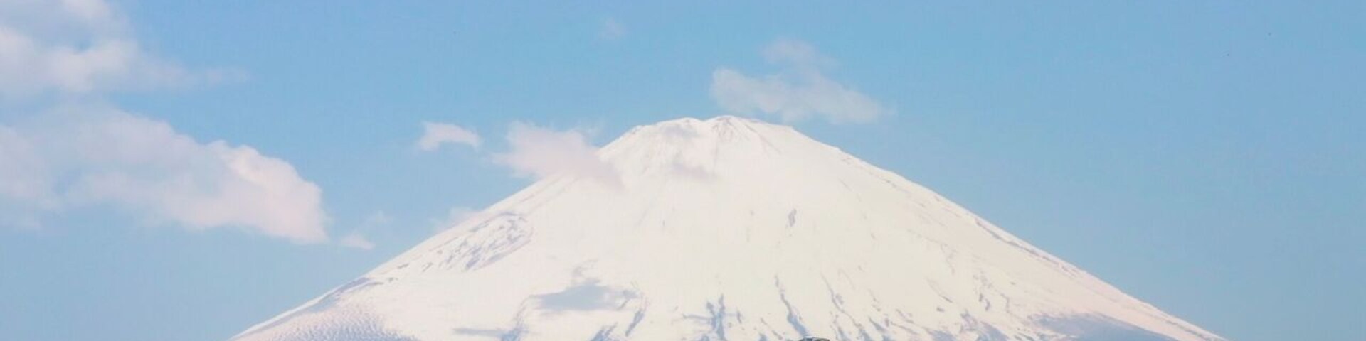 Un monte nevado con cielo despejado.