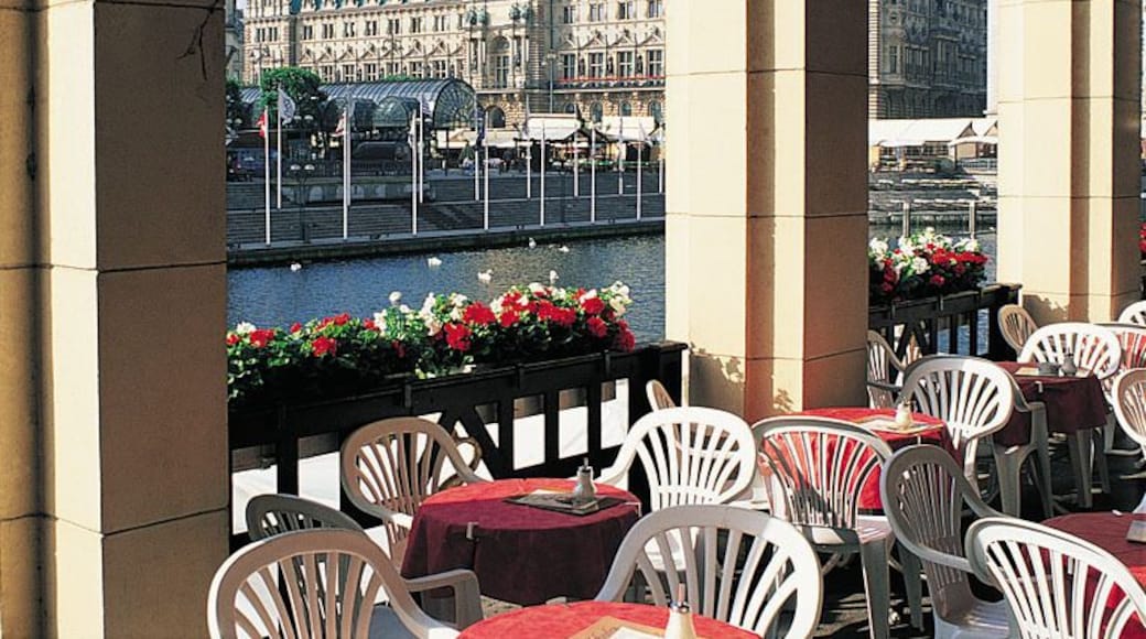 Alsterarkaden and the City Hall, Hamburg, Germany