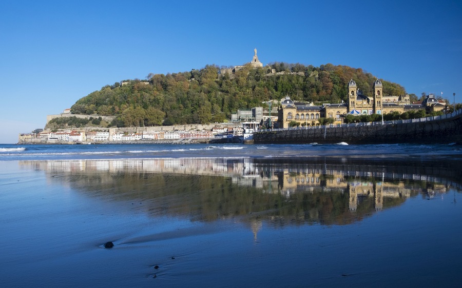 La Concha beach in a sunny day, Donostia City Hall and Monte Urgull.; Shutterstock ID 340112006; purchase_order: Comps; job: ; client: ; other: