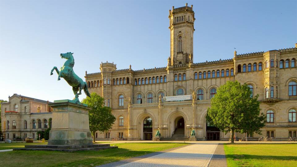 Welfenschloss which includes heritage architecture, a garden and a statue or sculpture