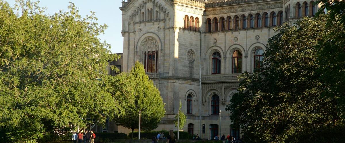 Welfenschloss showing heritage elements and a garden as well as a couple