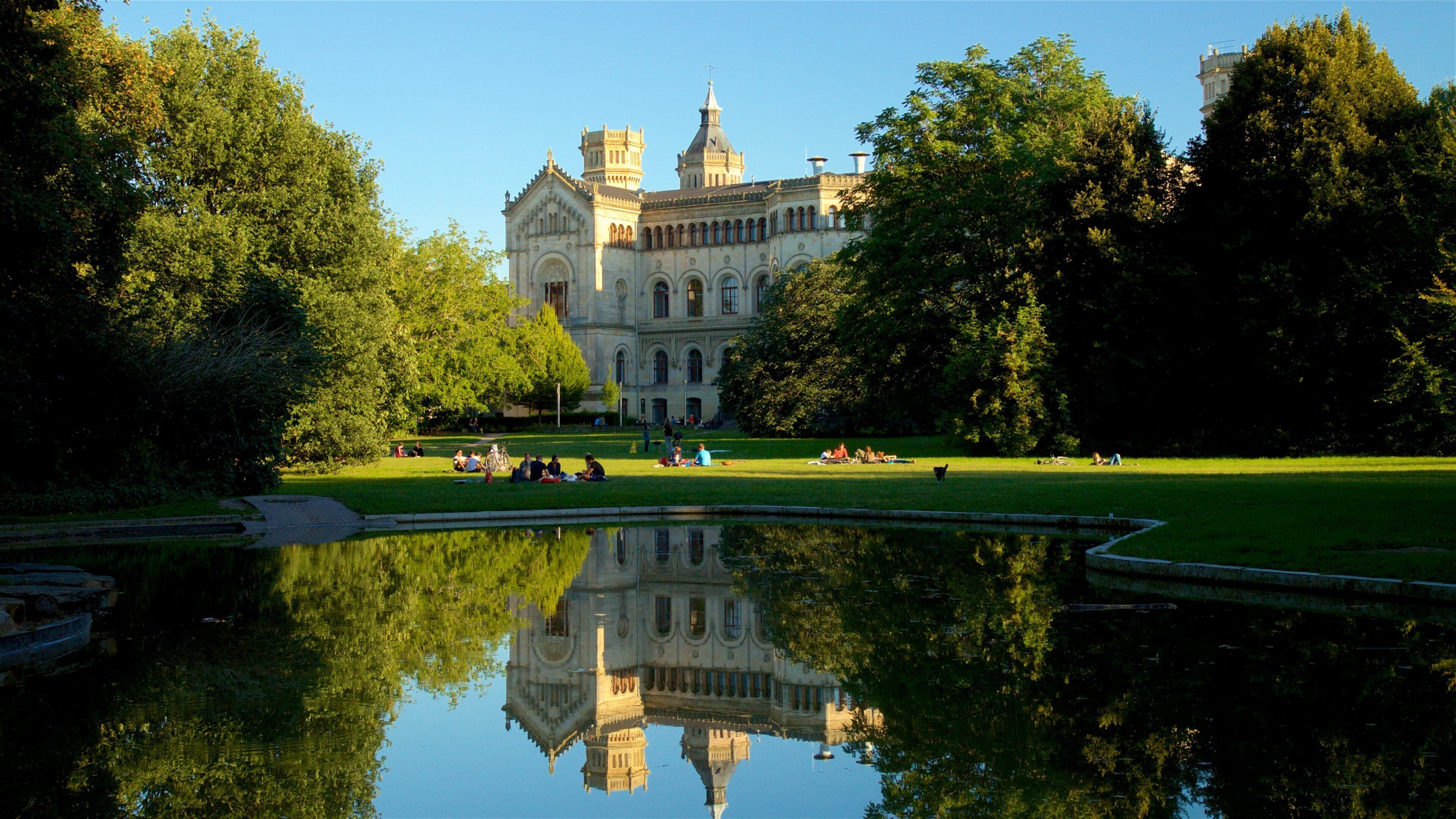 Welfenschloss showing heritage architecture, a park and a lake or waterhole