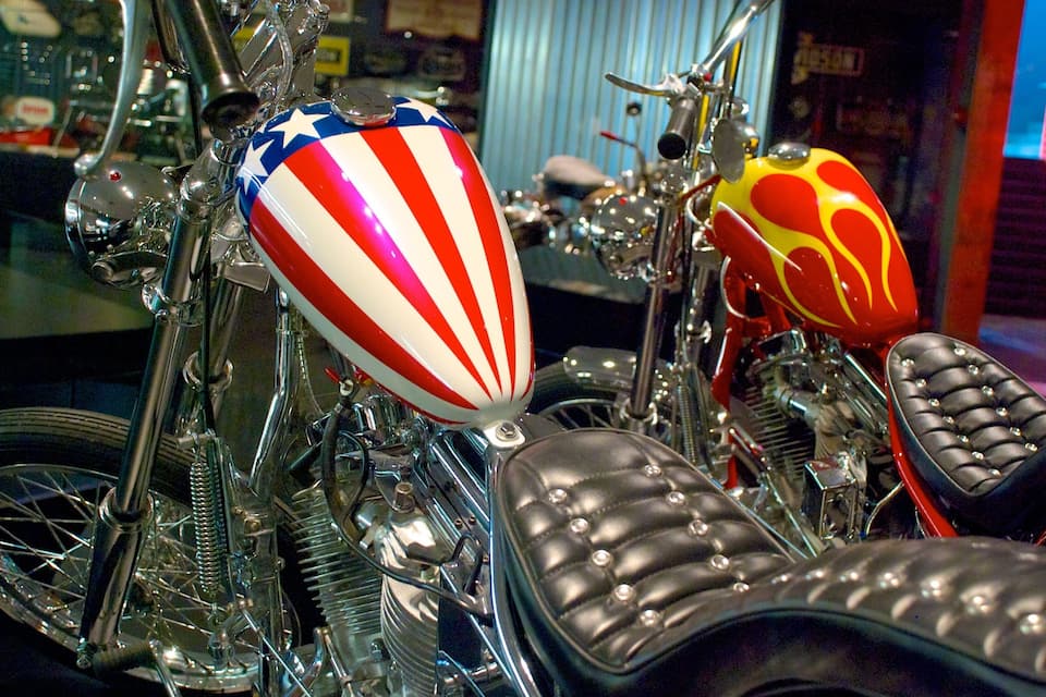 Una motocicleta con tanque de combustible en forma de corazón, con diseño rojo, blanco y azul.