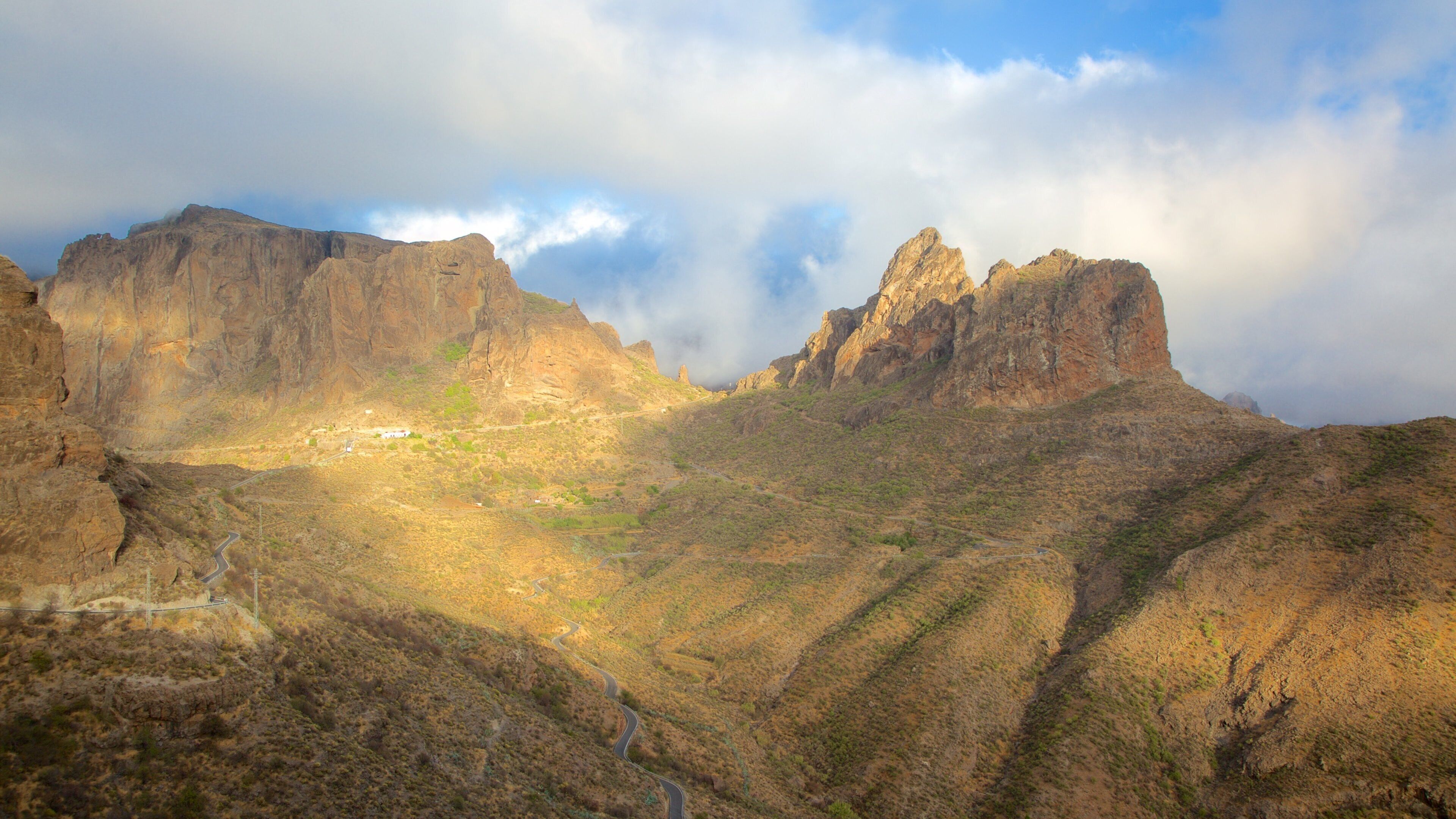 Roque Nublo qui includes brume ou brouillard et montagnes