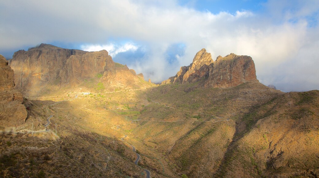 Roque Nublo qui includes brume ou brouillard et montagnes