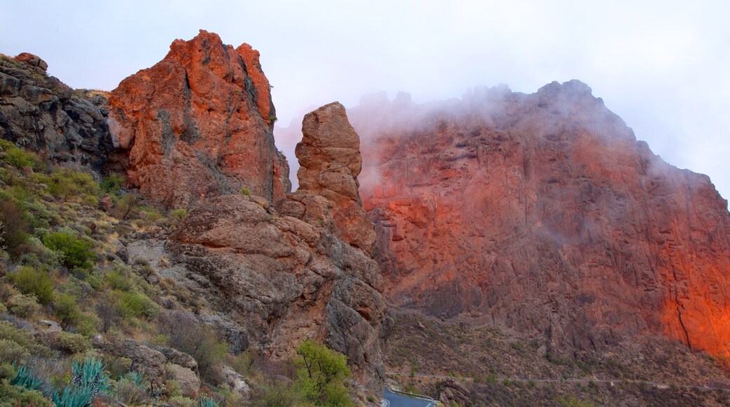 Roque Nublo mettant en vedette montagnes et brume ou brouillard