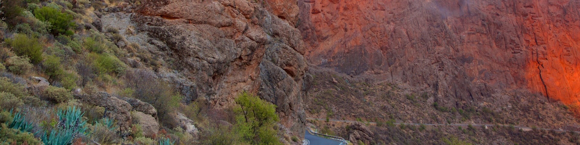 Roque Nublo which includes mountains and mist or fog