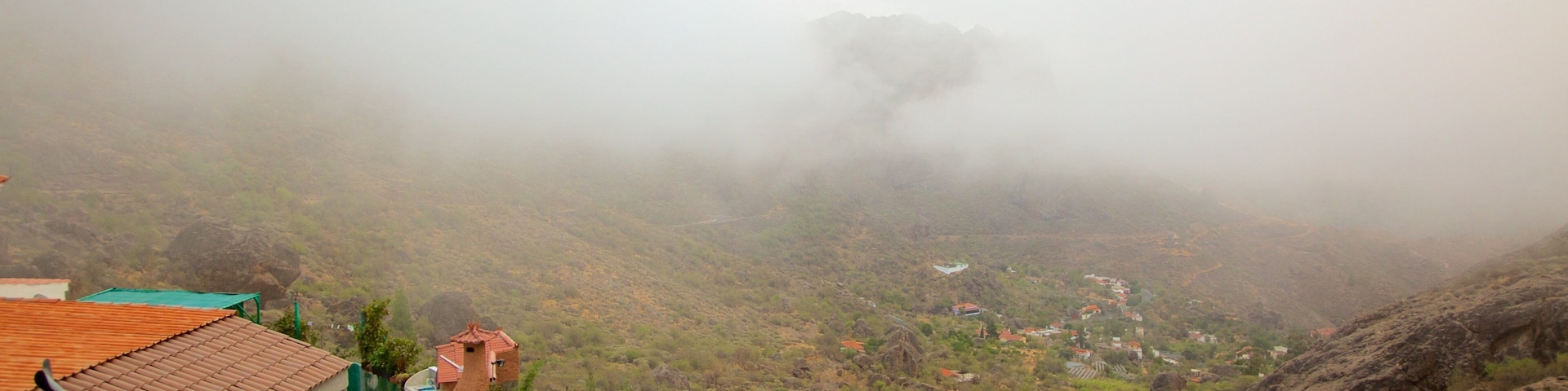 Roque Nublo mostrando neblina