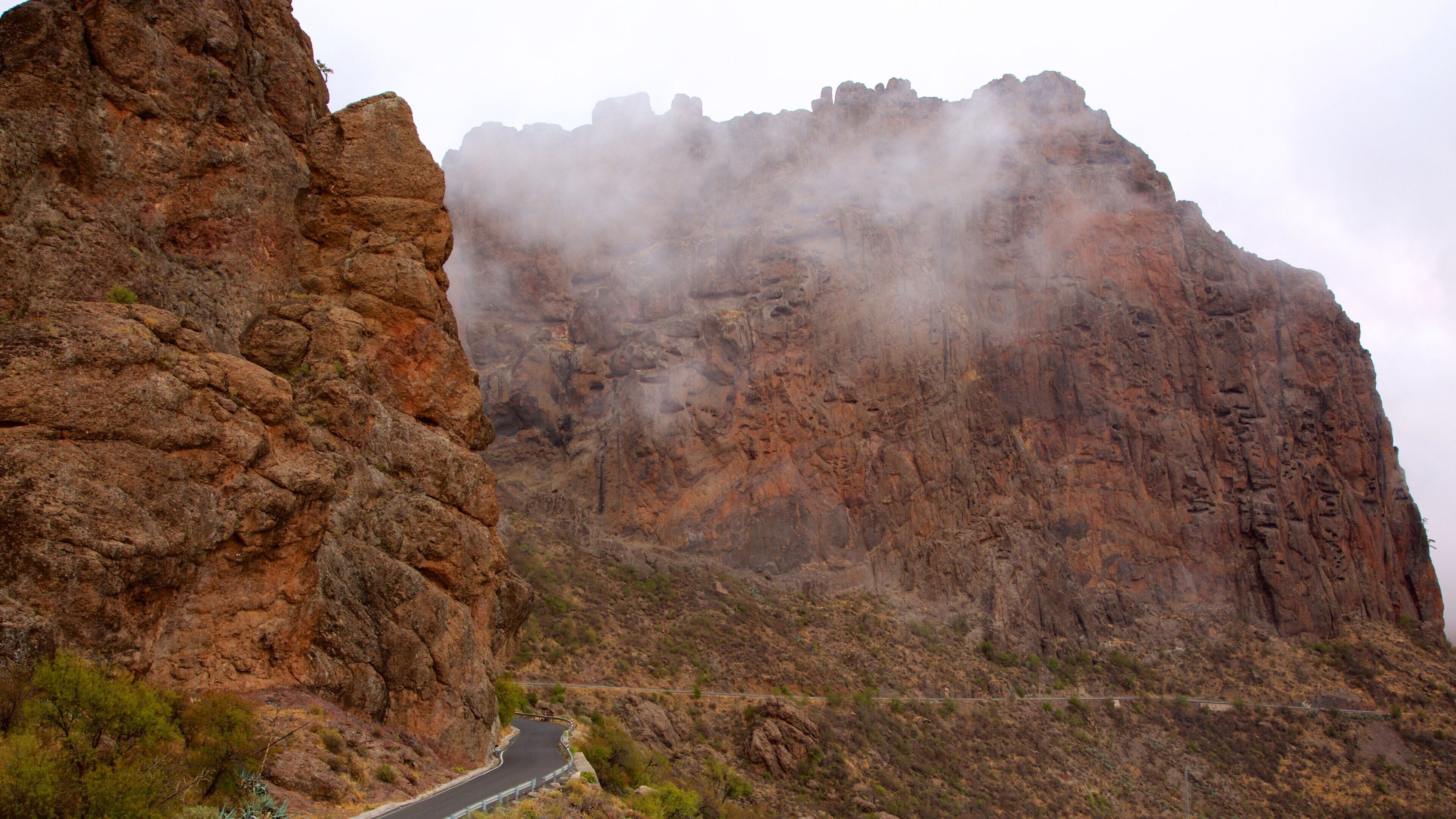 Roque Nublo mettant en vedette montagnes et brume ou brouillard