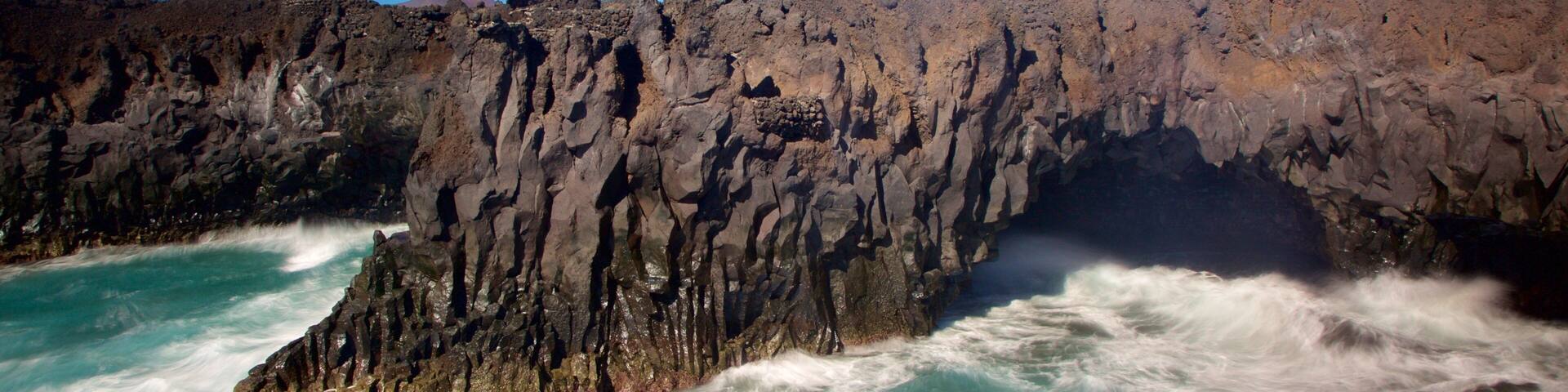 Cuevas Los Hervideros ofreciendo costa rocosa