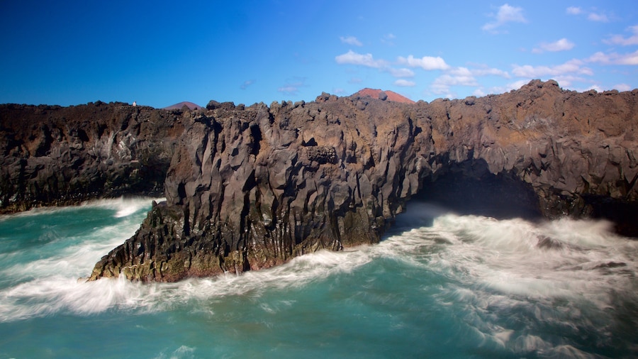 Los Hervideros grottor som inkluderar klippig kustlinje