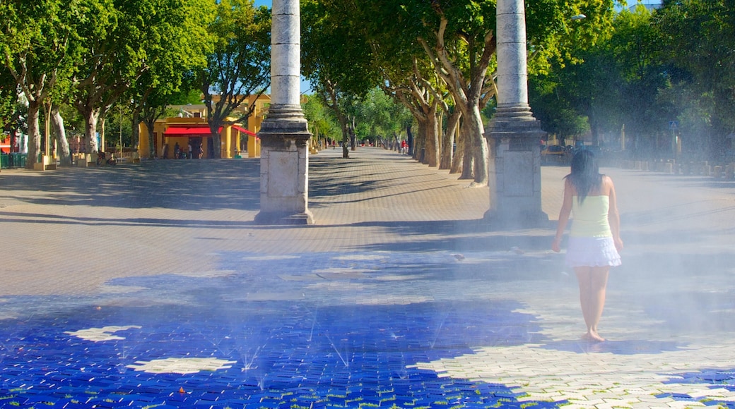Plaza de la Alameda mostrando una plaza y arte al aire libre y también una mujer