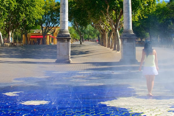 Plaza de la Alameda montrant square ou place et art en plein air aussi bien que femme