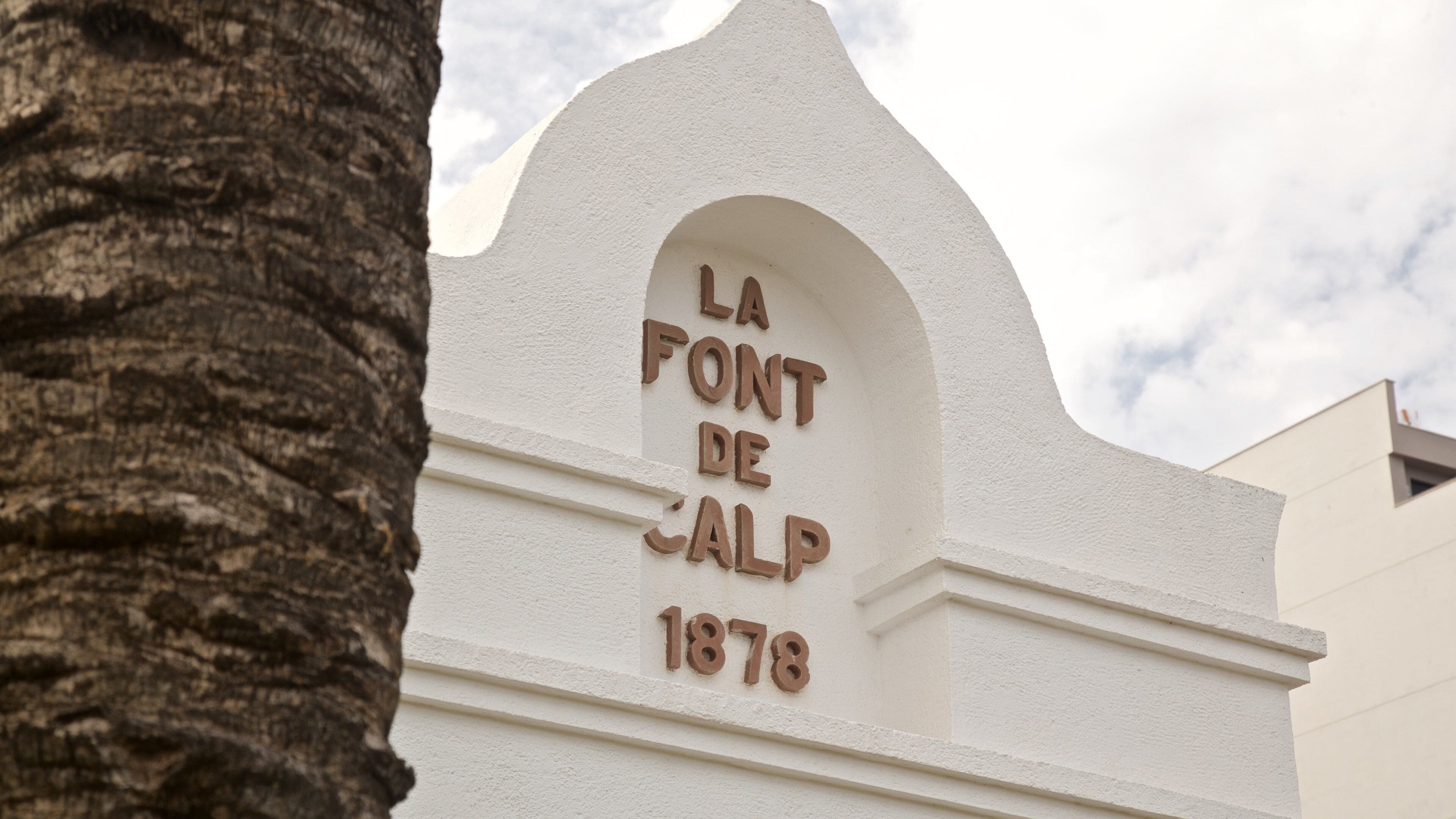 Llavador de la Font featuring signage