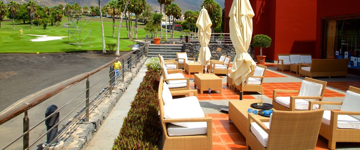 Golf Costa Adeje featuring golf ja kahvilaelämä