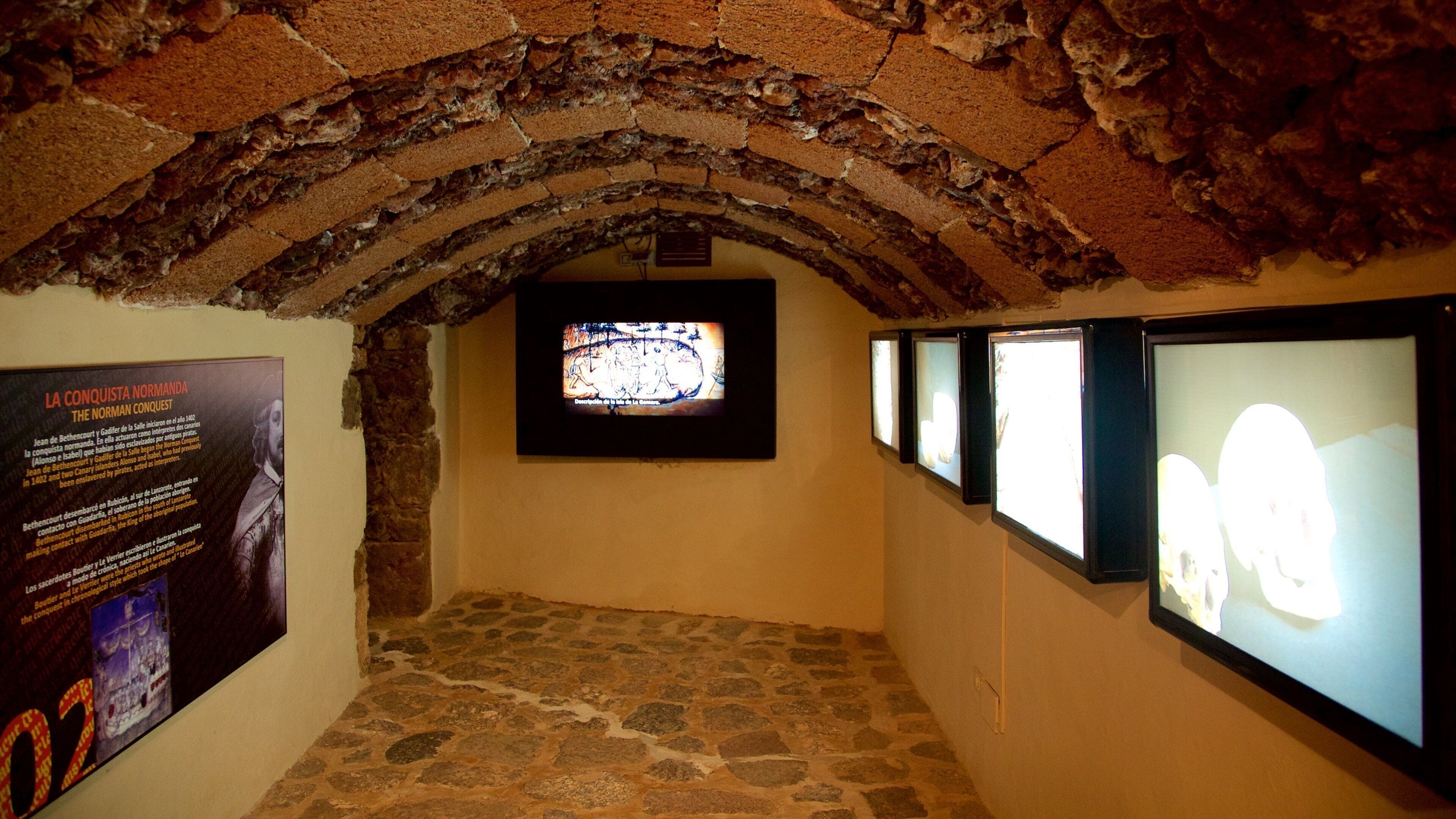 Castillo de Santa Bárbara mostrando vistas de interior y palacio