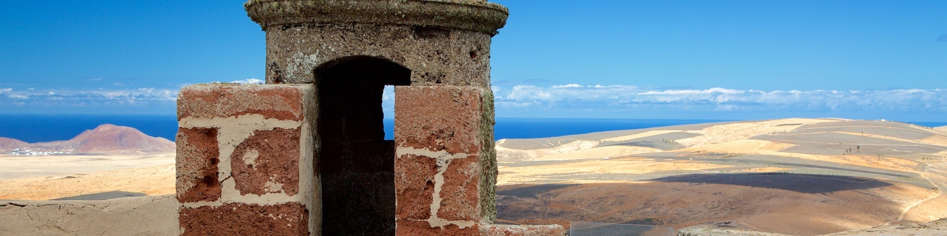 Castillo de Santa Bárbara ofreciendo un castillo y vista al desierto