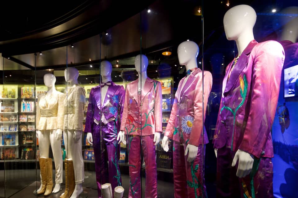 Maniquíes en un escaparate mostrando ropa colorida.