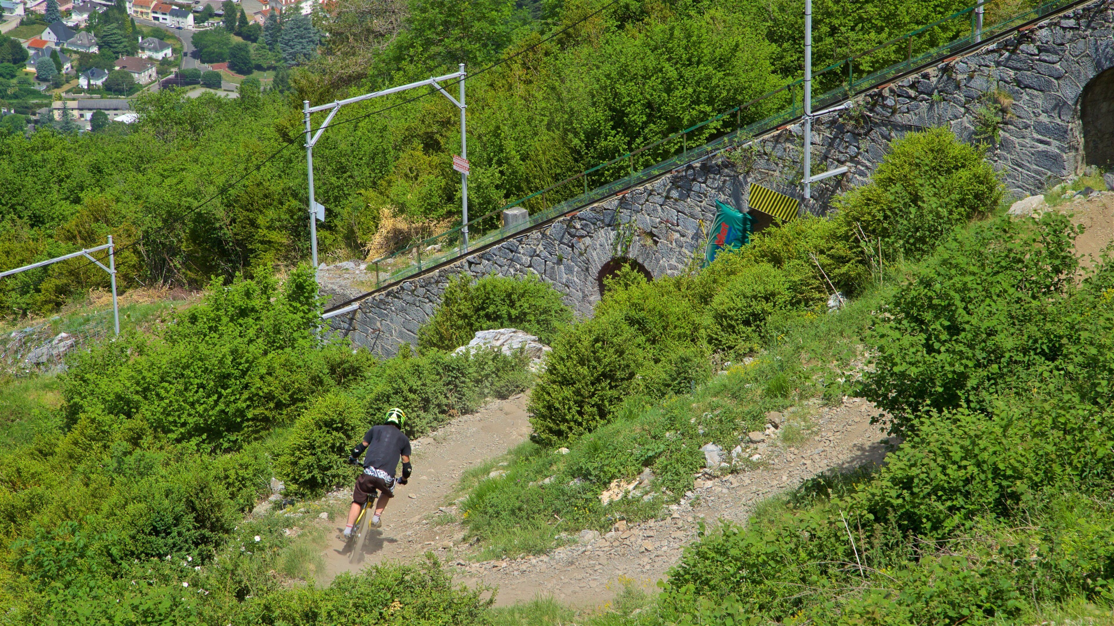 Pic du Jer toont mountainbiken en een tuin