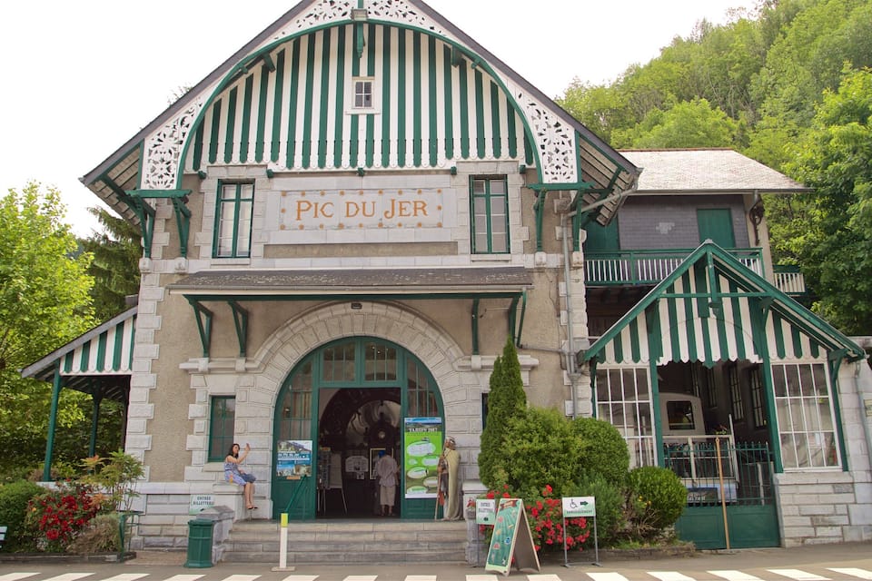 A historic building with a sign reading "PIC DU JER."