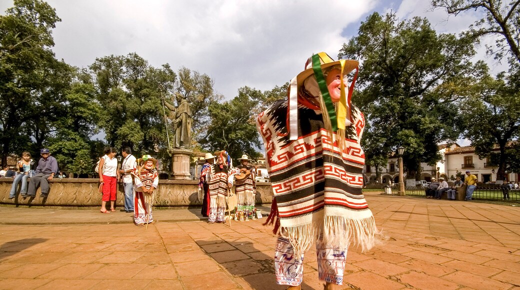 Baile del viejito (tradicional Purepecha) en la plaza Vasco de Quiroga. Pátzcuaro. Estado de Micchoacán.Mexico.