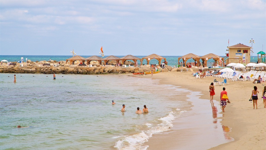 Paseo Lahat Promenade ofreciendo una playa de arena, vistas generales de la costa y natación