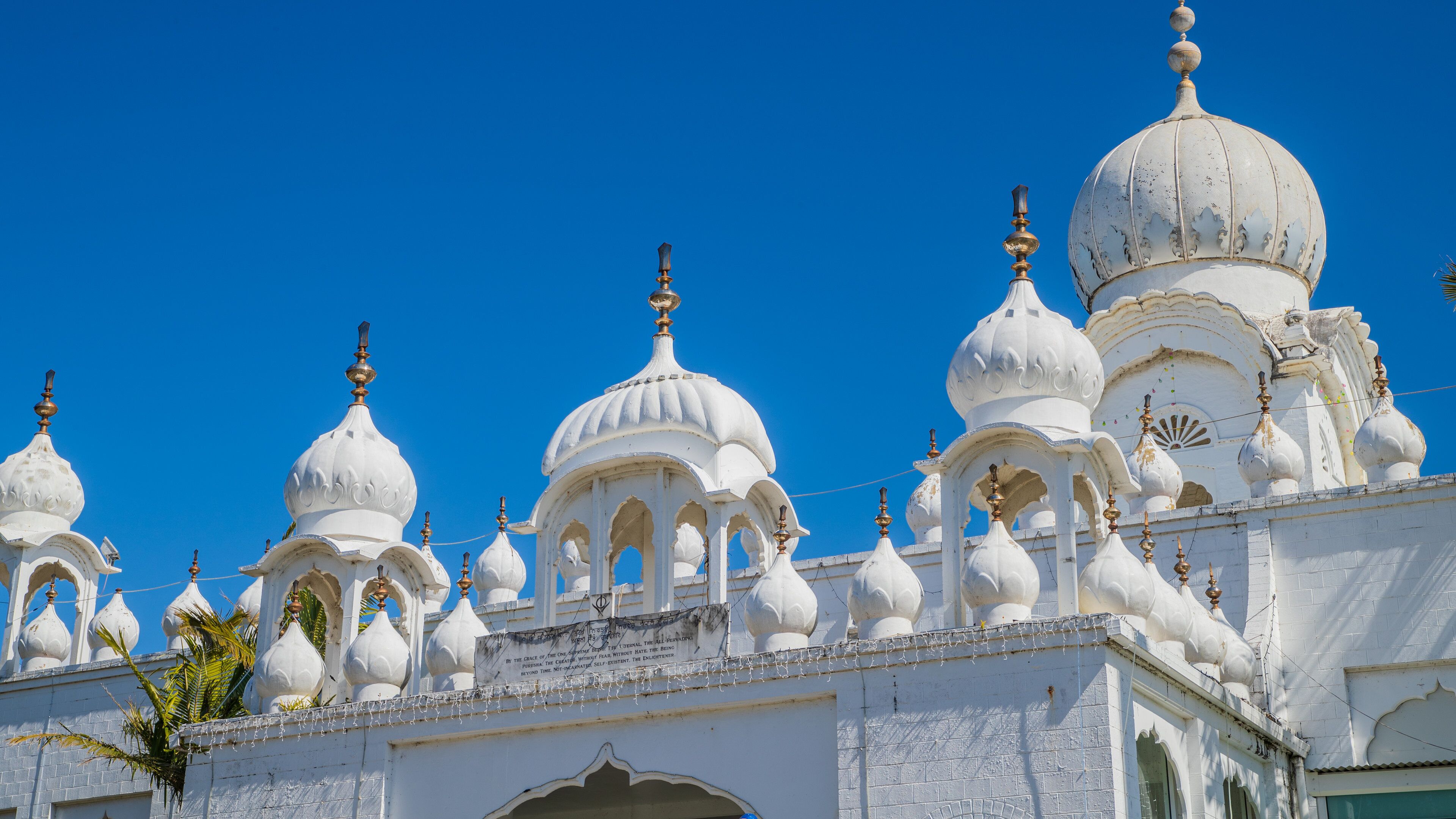 Guru Nanak Sikh Temple showing a mosque and a temple or place of worship