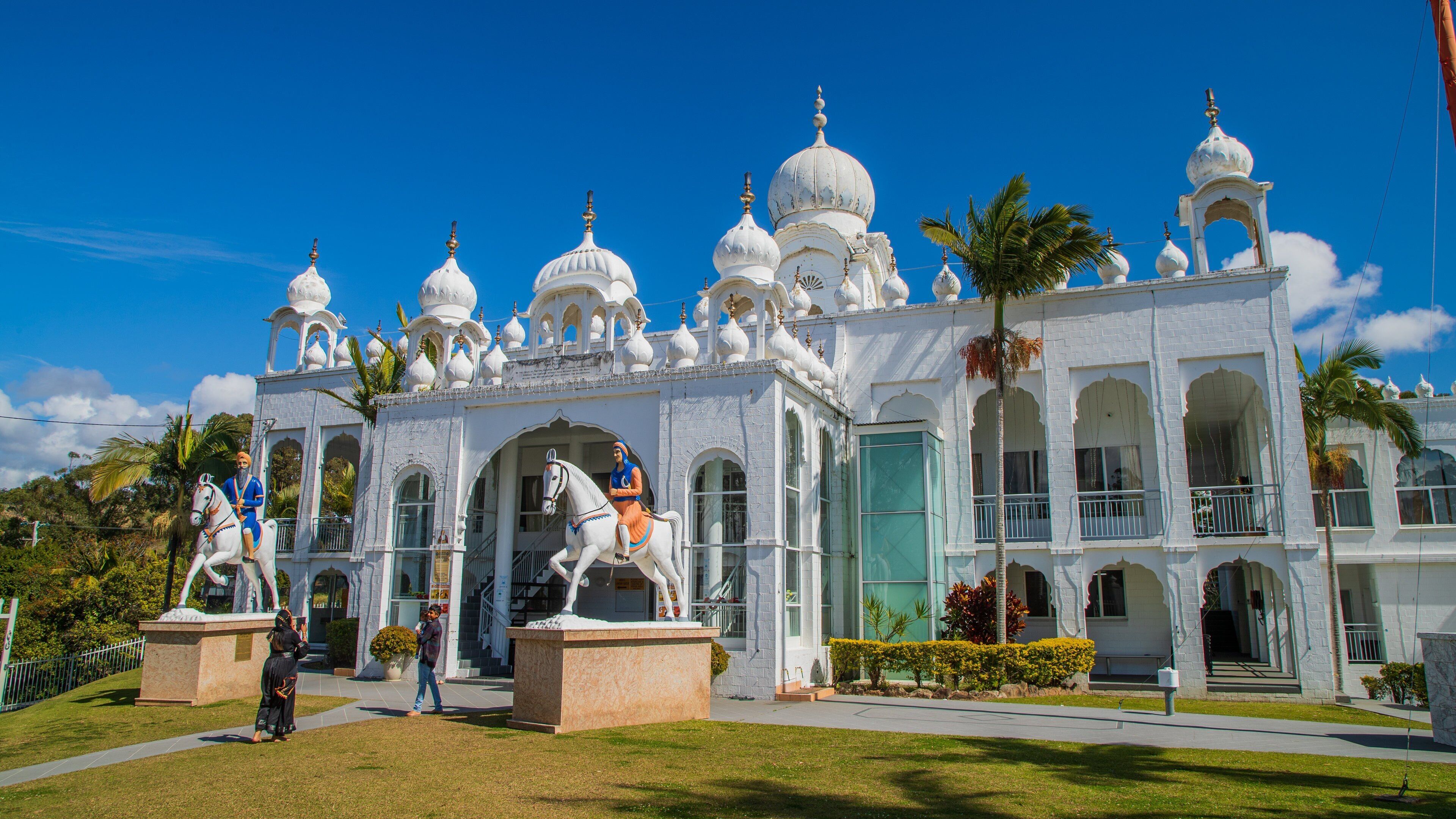 Guru Nanak Sikh Temple showing a mosque and a temple or place of worship