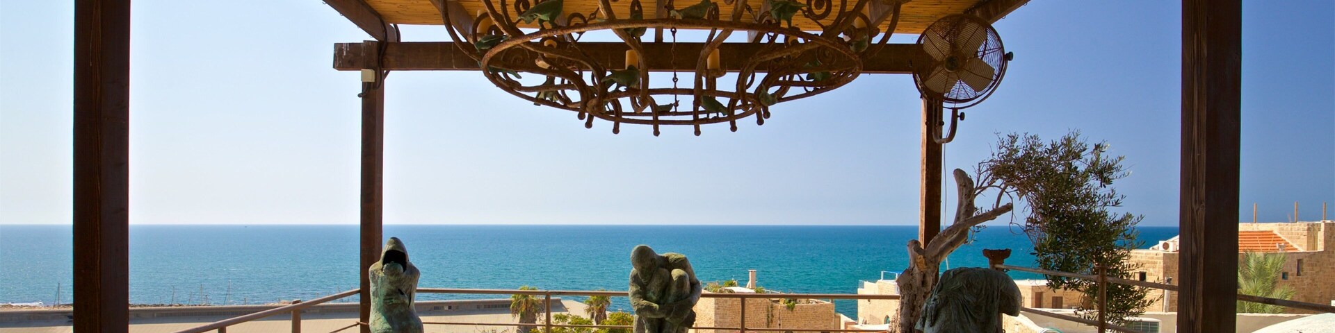 Museu Ilana Goor mostrando arte ao ar livre e paisagens litorâneas