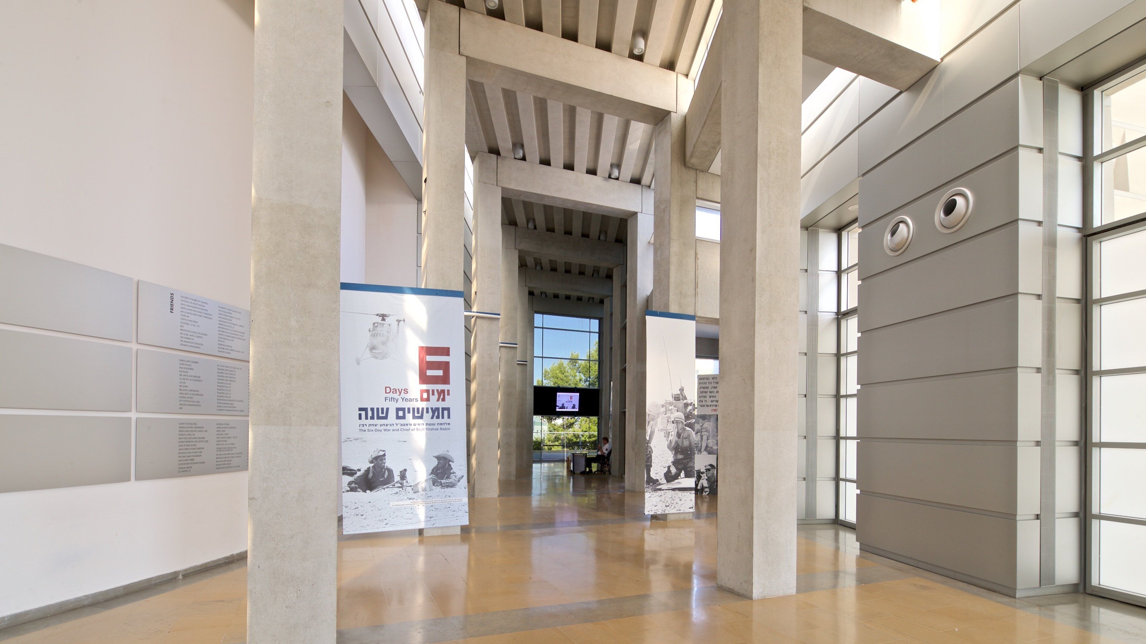 Yitzhak Rabins senter som viser innendørs og skilt