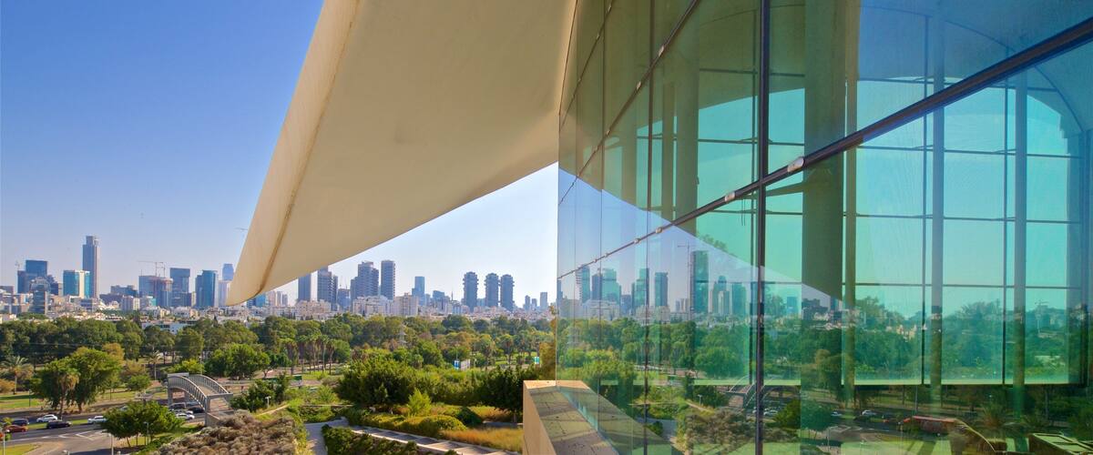 Yitzhak Rabin Center ofreciendo vista panorámica y una ciudad