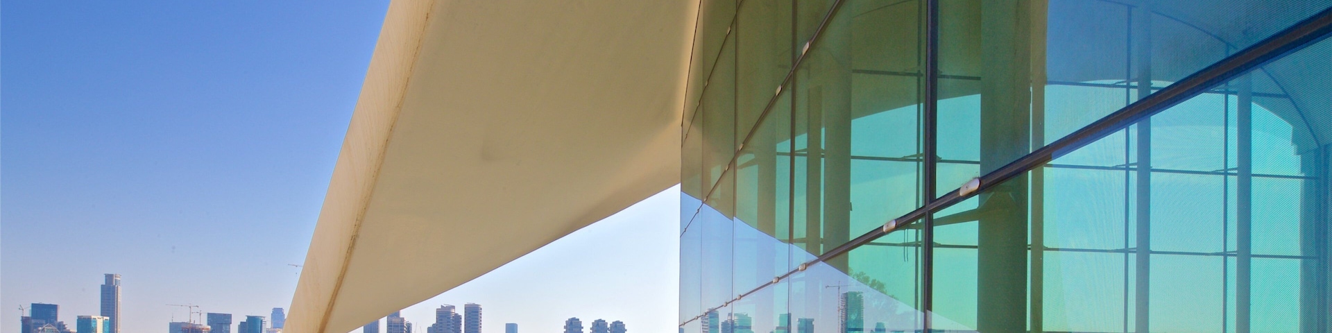 Yitzhak Rabin Center caracterizando paisagem e uma cidade