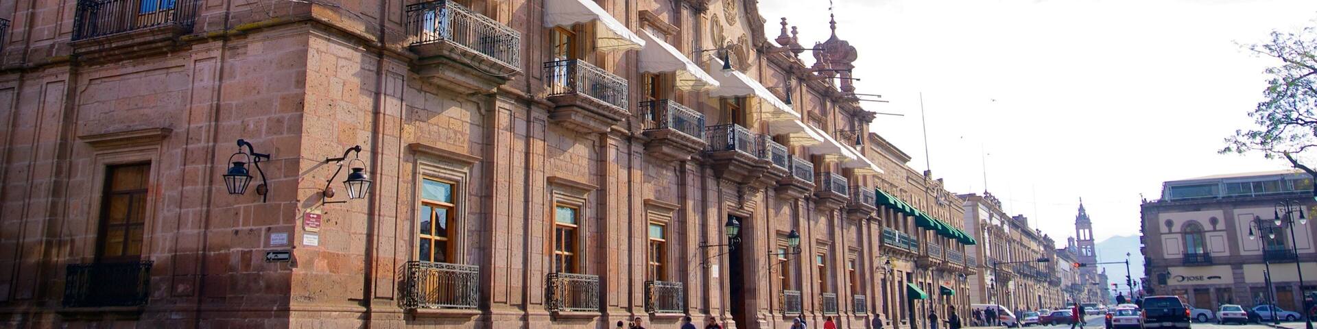 Palacio Nacional mettant en vedette bĂątiment public, patrimoine architectural et scĂšnes de rue
