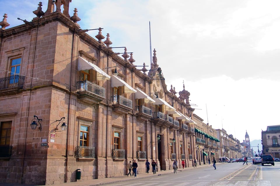 Edifici històric amb balcons ornamentals i un carrer al davant.