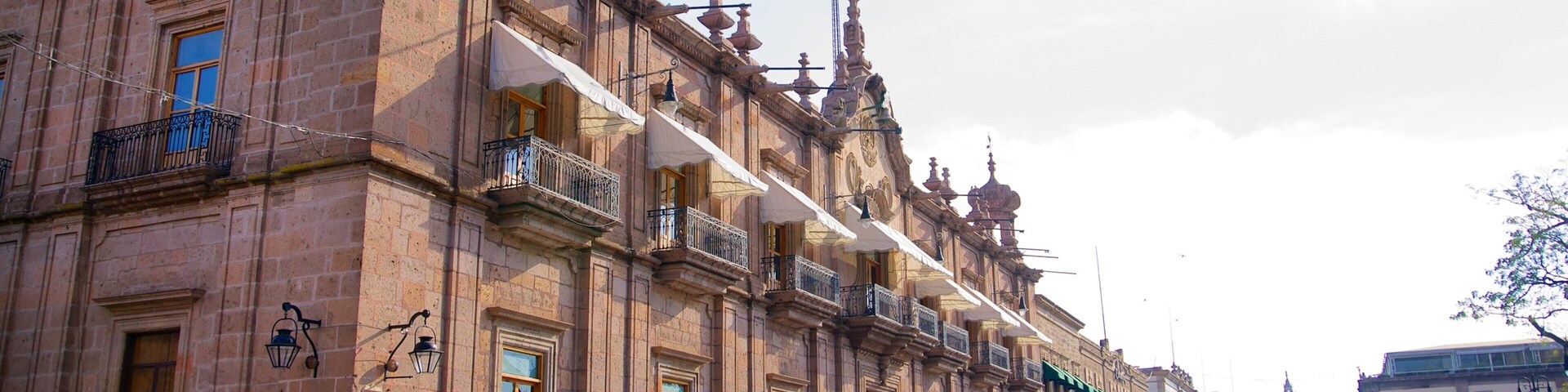 Palacio Federal que inclui cenas de rua, arquitetura de patrimônio e um edifício administrativo