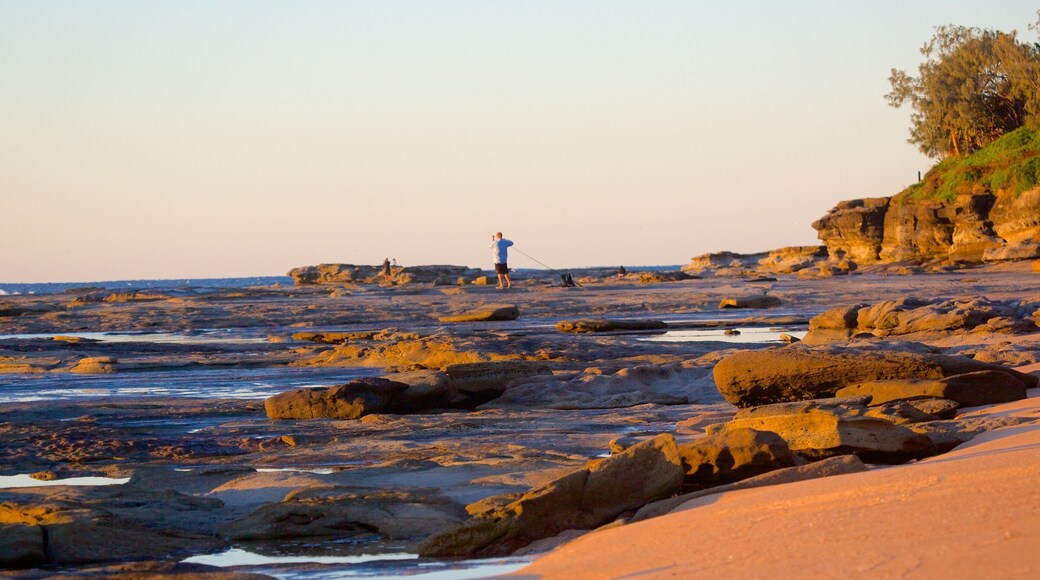 雪莉海灘 呈现出 一般的海岸景觀 和 岩岸