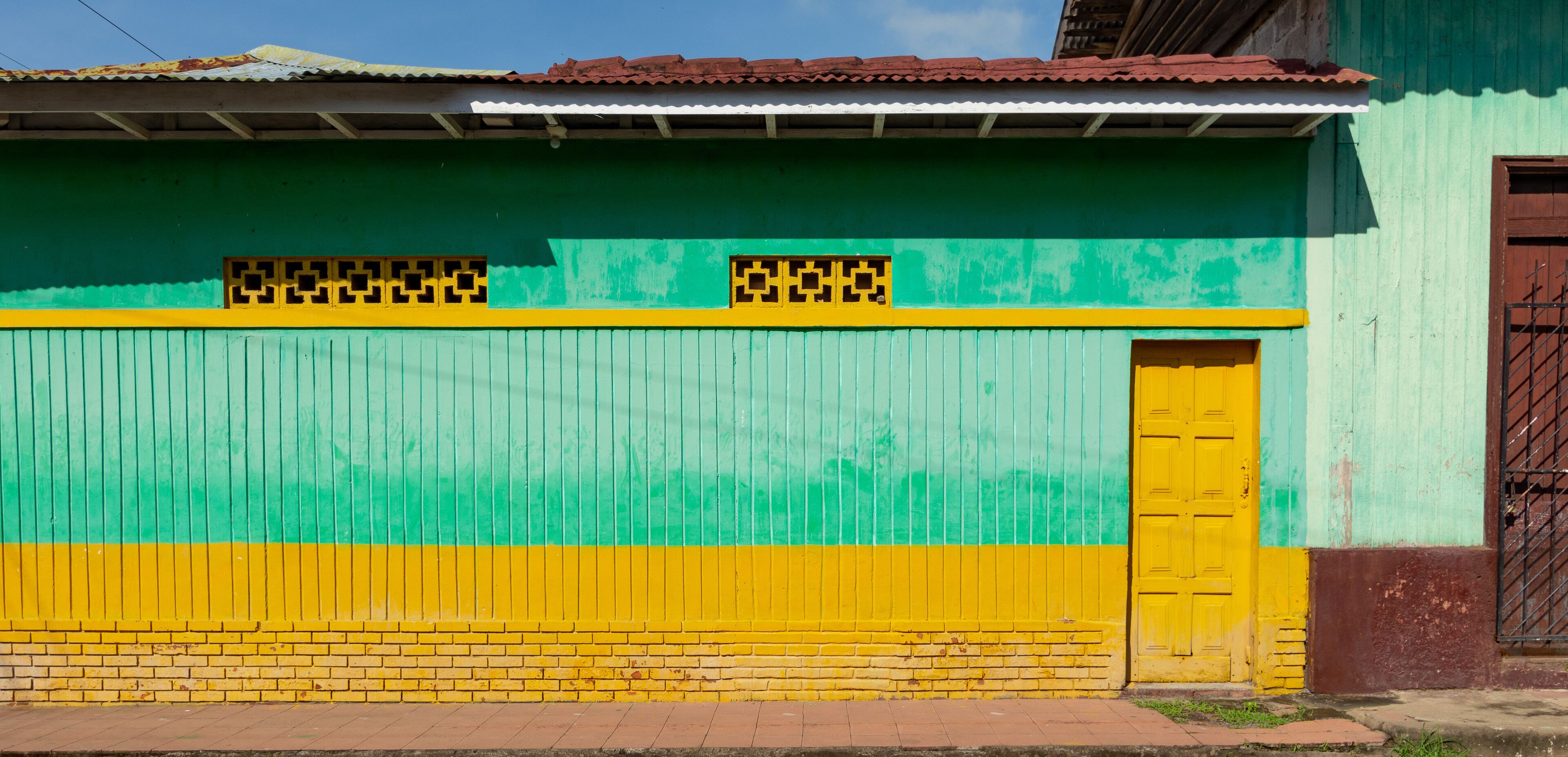 Detalle de una colorida fachada de una típica casa en la ciudad de El Viejo en el norte de Nicaragua