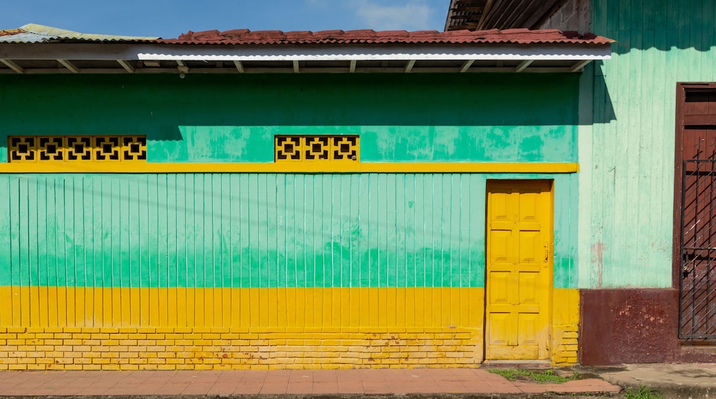 Detalle de una colorida fachada de una típica casa en la ciudad de El Viejo en el norte de Nicaragua