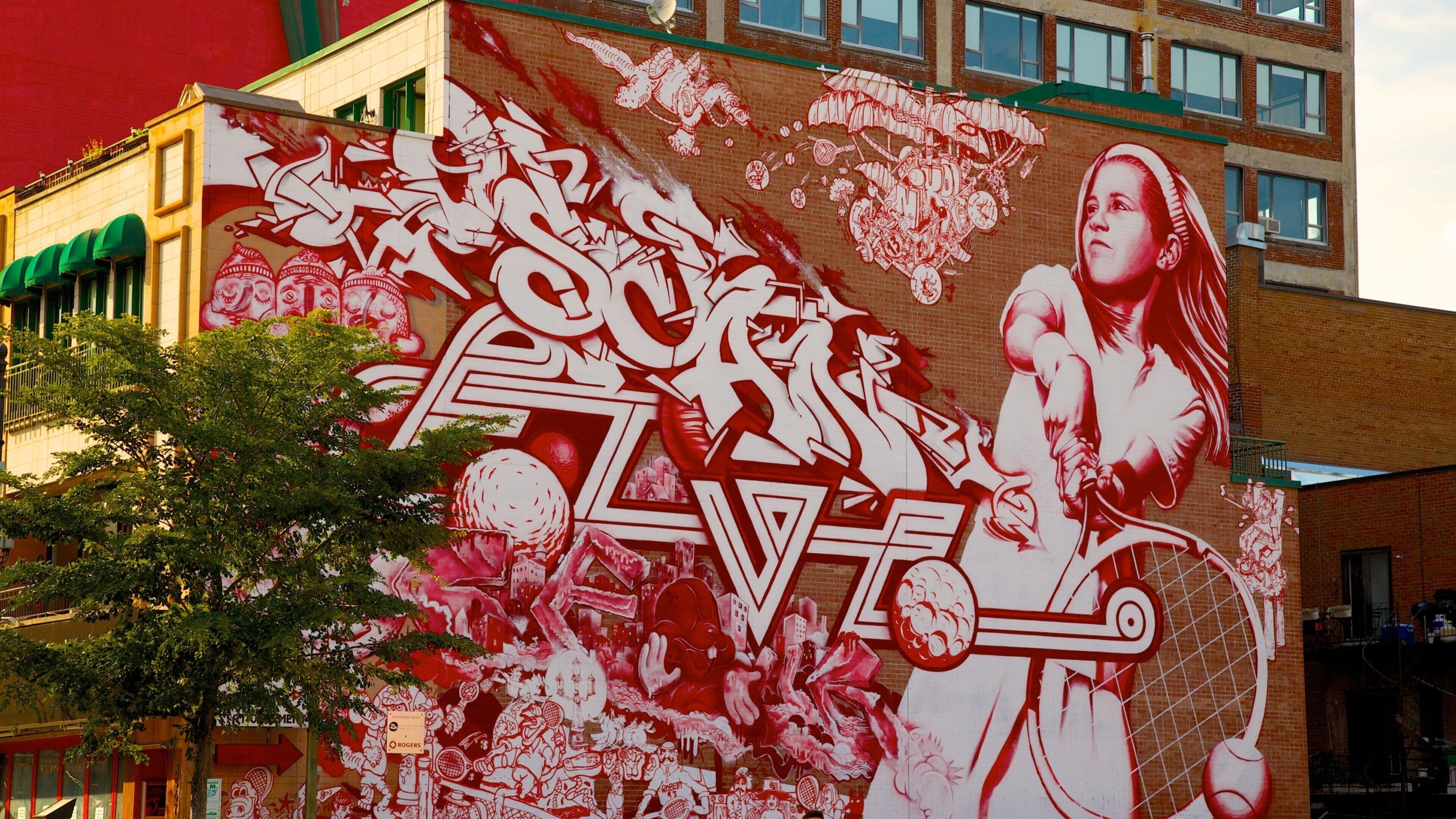 Un mural grande en un edificio con arte abstracto y figurativo.