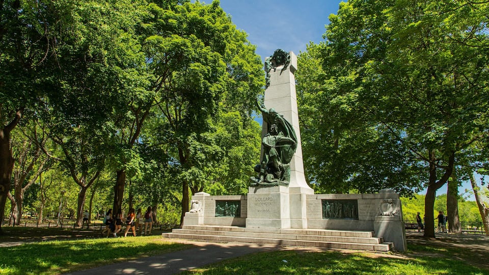 Plateau Mont Royal which includes a garden, a statue or sculpture and heritage elements