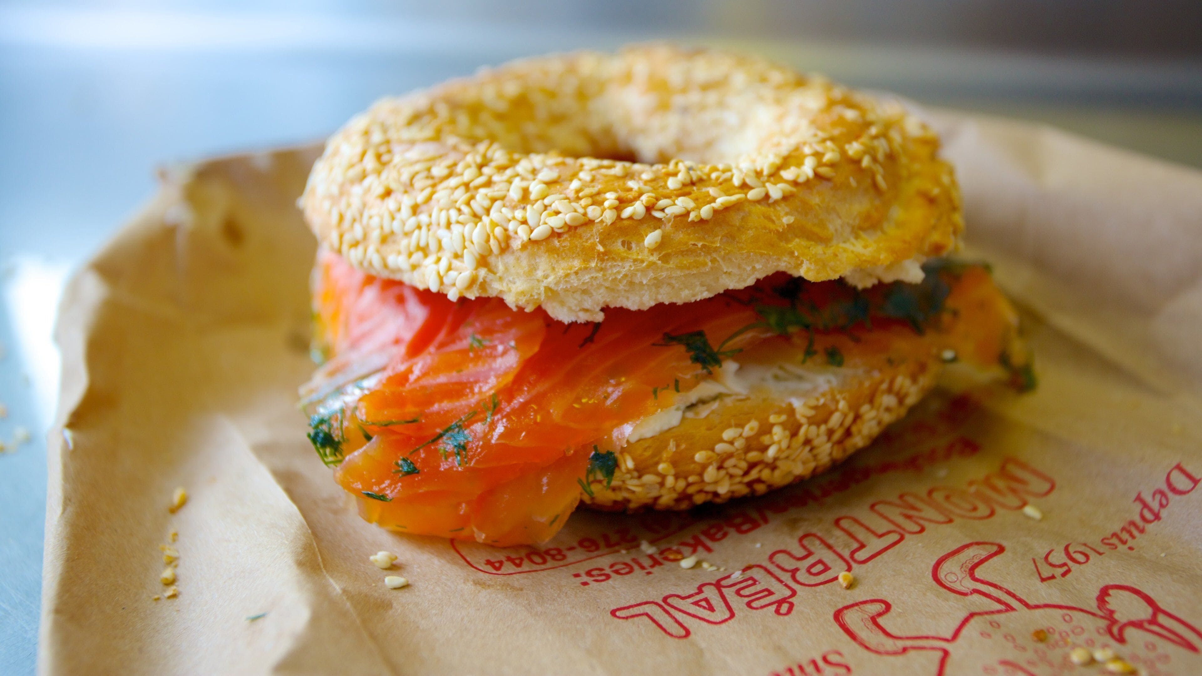 En bagel sandwich med laks og sesamfrø.