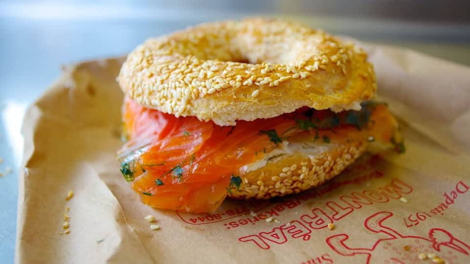 En bagel sandwich med laks og sesamfrø.