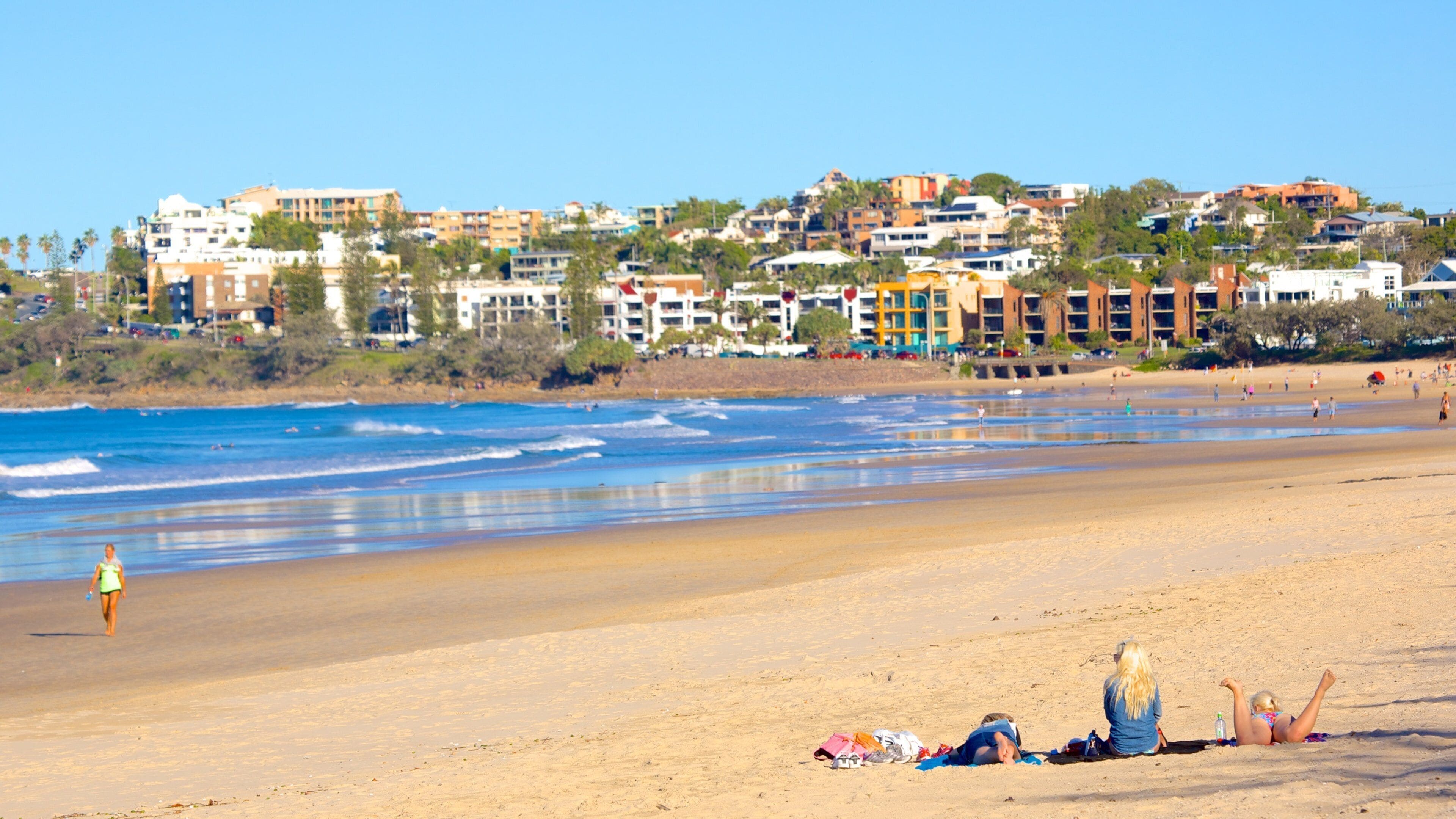 알렉스 해변 을 보여주는 모래 해변 뿐만 아니라 소규모 사람들