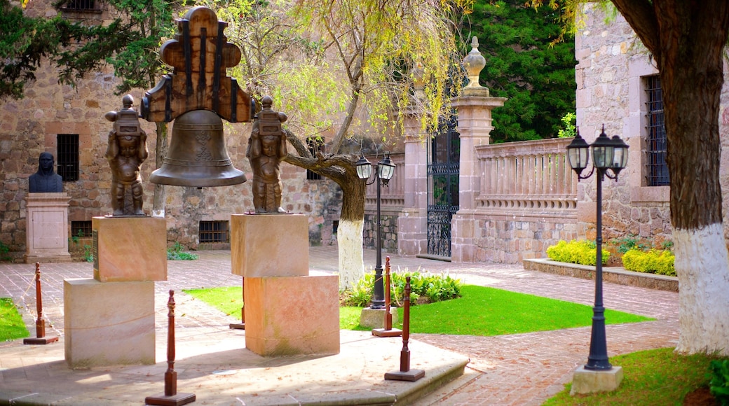 Geboortehuis van José María Morelos inclusief een standbeeld of beeldhouwwerk en historische architectuur