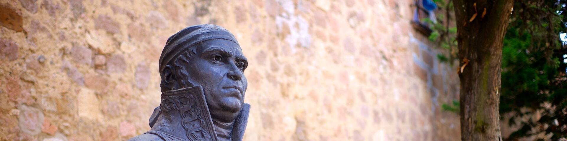 Casa Natal de Morelos mostrando un monumento y una estatua o escultura